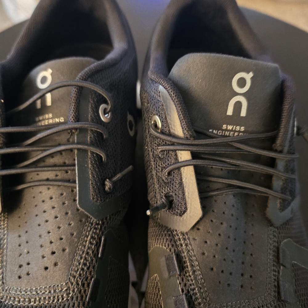 On CLOUD Running Black and White Sneakers Like New - Picture 7 of 11